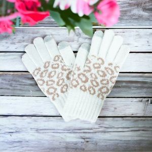 NWT SmartTouch Leopard Gloves